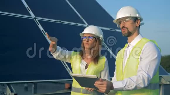 两名施工人员沿太阳能电池行走过程及其思考视频的预览图