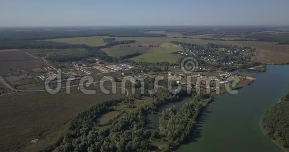 基辅河上乡镇房屋航拍4k4096x2160像素视频的预览图