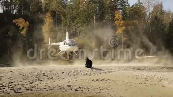 直升机降落在山区的河岸上高地的低空直升机小型轻型视频的预览图
