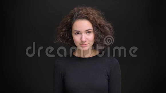 一幅美丽的白种人年轻女孩的特写肖像她看着镜头笑着修头发视频的预览图
