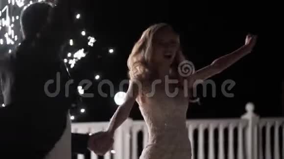 婚礼结束时的烟火喷泉人们玩得开心跳舞拥抱在一起视频的预览图