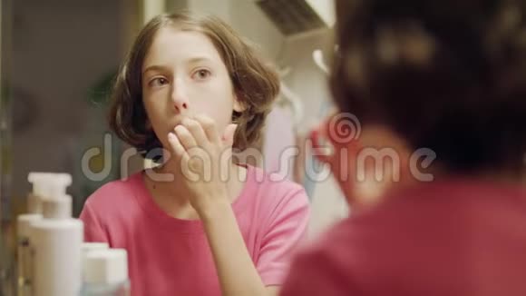 少女看着浴室的镜子视频的预览图