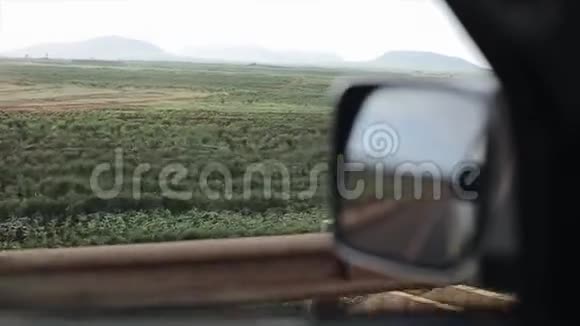 从里面看c动车汽车正穿过风景名胜区非洲的乡村视频的预览图