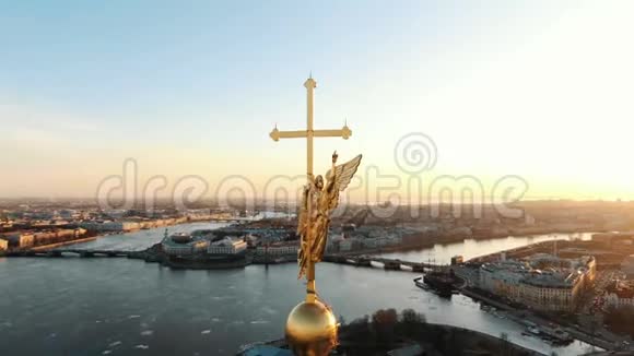 在日落时分在彼得和保罗堡的尖顶上绕着天使飞行特写圣彼得堡全景视频的预览图