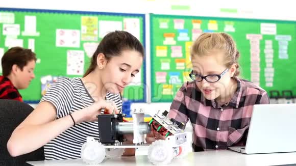 教师讲座学生在科学课上建造机器人汽车视频的预览图