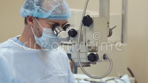 手术过程中在显微镜下观察集中男性医生的面部视频的预览图