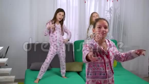 三个穿睡衣的女孩在家跳舞视频的预览图