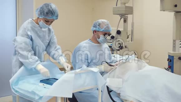 外科医生正在对人体进行治疗护士正在准备工具视频的预览图