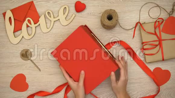 手把情人节礼物盒装心形巧克力糖果浪漫视频的预览图