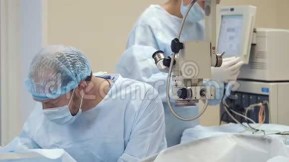 医生和护士为办公室做眼部手术做准备视频的预览图