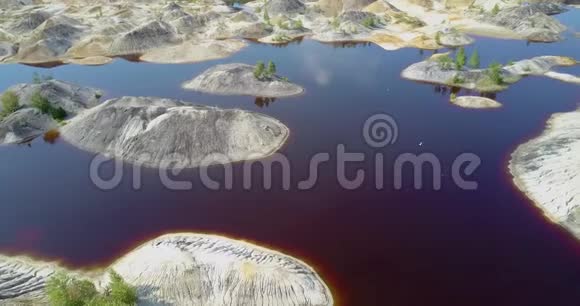 在白色岛屿的废石场中黑暗湖上的运动视频的预览图