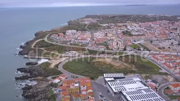 俯瞰葡萄牙佩尼希镇的美丽景色的空中镜头运动中的4K质量视频的预览图