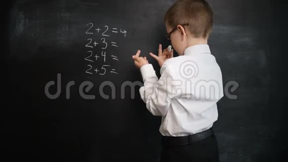 小男孩在黑板上解决数学表达创意理念回校学习学前教育视频的预览图