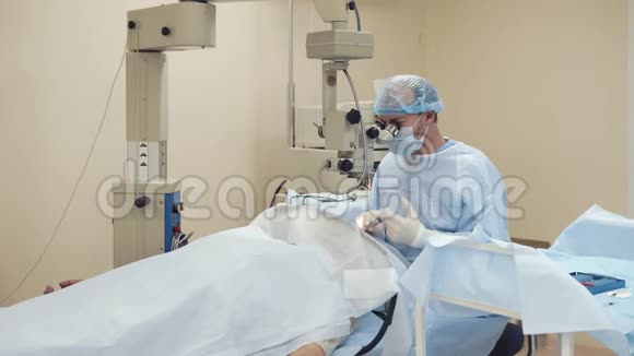医生在显微镜下观察并进行一个整齐的眼科治疗程序视频的预览图