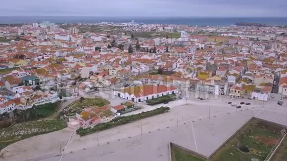 俯瞰葡萄牙佩尼希镇的美丽景色的空中镜头运动中的4K质量视频的预览图