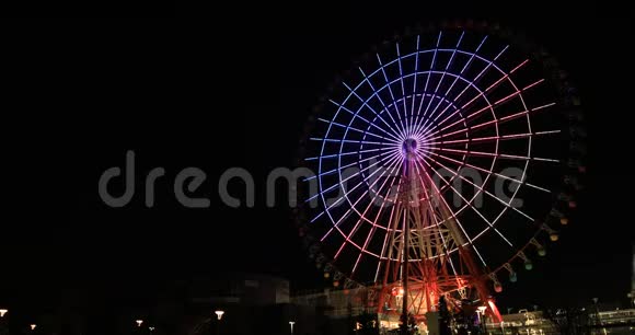 摩天轮在游乐园晚上在小田坝东京广射视频的预览图