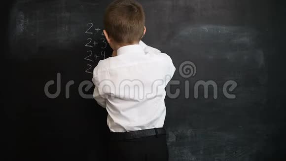 小男孩在黑板上解决数学表达创意理念回校学习学前教育视频的预览图