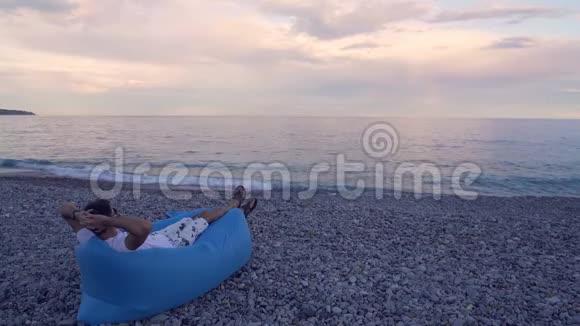 自由人在海滩上放松享受海景度假休息视频的预览图