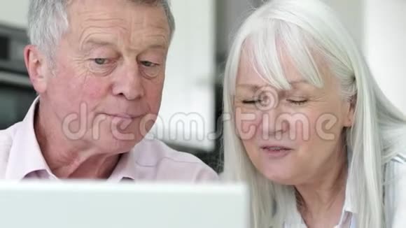 高龄夫妇用笔记本电脑与家庭联系视频的预览图