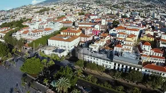 葡萄牙马德拉岛上美丽的Funchal建筑建筑物和街道视频的预览图