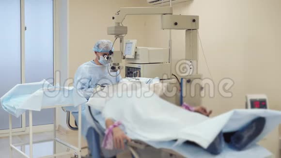 病人躺在手术台上外科医生正在工作视频的预览图