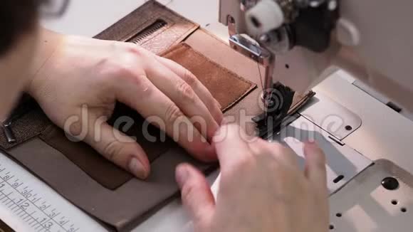 工匠在缝纫机上为手袋缝制纺织口袋视频的预览图