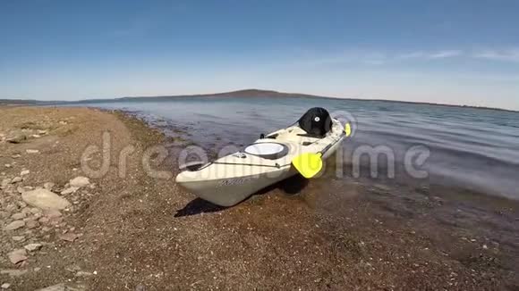 澳大利亚海岸上的独木舟视频的预览图