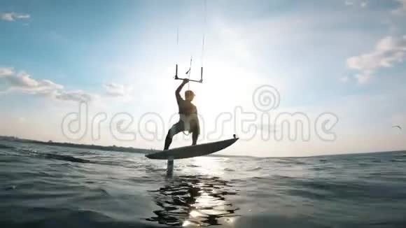 在水上放风筝的人视频的预览图