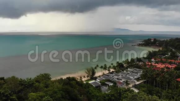 在热带岛屿上空盘旋灰色多云的天空绿色的手掌在苏梅岛潮湿的季节在泰国无人机视图视频的预览图