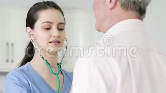 男性有健康检查女性医生视频的预览图