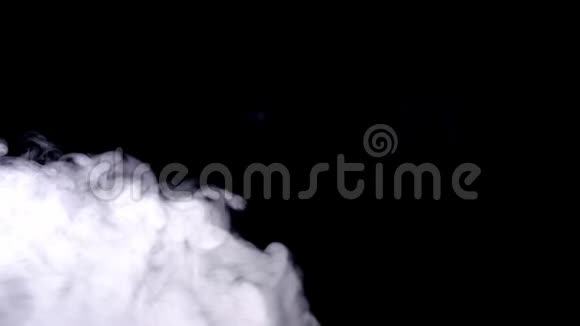 现实烟雾对黑色背景覆盖效果实时4K视频的预览图