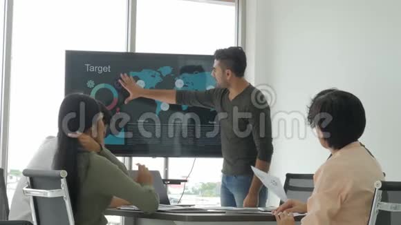 商人在会议室里向他的同事做演讲视频的预览图