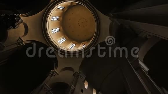 在东正教教堂穹顶下旋转摄像机寺庙天花板视频的预览图