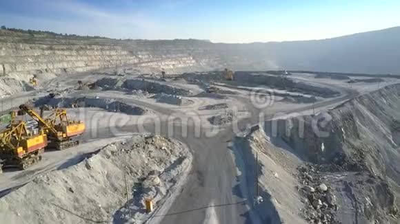 石棉采矿场地的全景挖掘机和机器视频的预览图