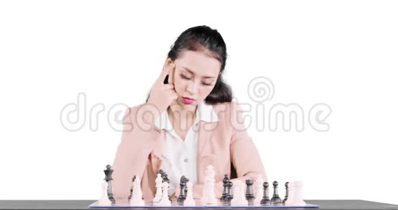 女商人下棋思考策略视频的预览图
