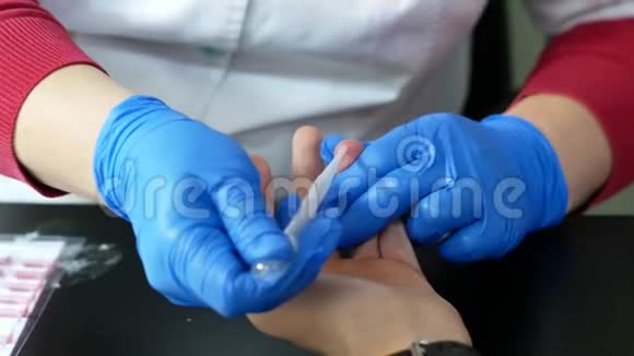 从手指到毛细血管的采血希夫检测采血医生用手做手指验血视频的预览图
