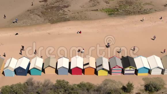 墨尔本布莱顿浴箱面向大海的空中拍摄多莉近景视频的预览图