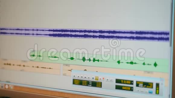 屏幕上数字波形音乐背景录音概念在录音室监控屏幕虚拟混合视频的预览图