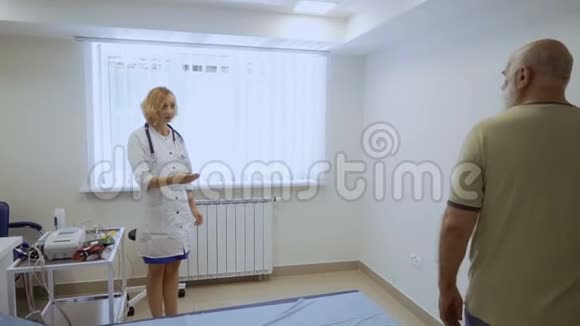 医生在诊所的柜子里和老人打招呼视频的预览图