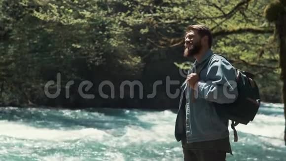 一个长得像森林者的人站在快河边享受夏日视频的预览图