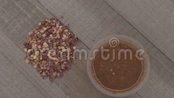 碗里的红色凉拌种子和酱汁的特写镜头干红冷片视频的预览图