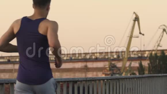 人类沿着桥梁奔跑发展腿部肌肉和呼吸系统视频的预览图