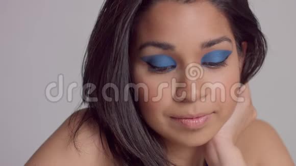 混合种族的年轻女子亮蓝色的化妆室拍摄的电动蓝色礼服视频的预览图