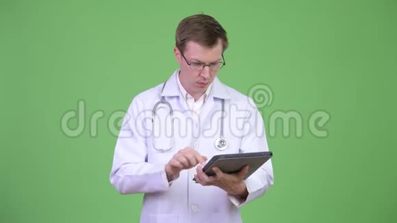 使用数码平板电脑时医生说话时表情震惊视频的预览图