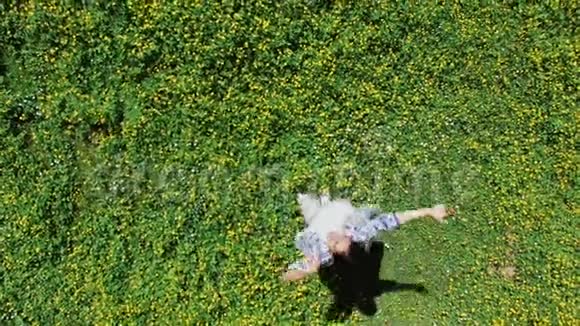 独自一人的女孩站在阳光灿烂的草地上镜头从她身上飞过视频的预览图