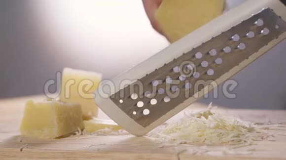 把奶酪涂在金属烤架上视频的预览图