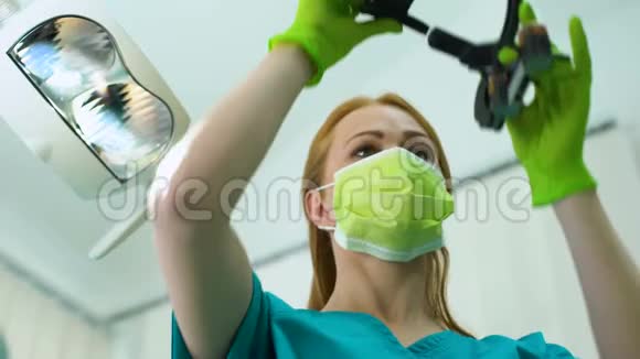 女牙医戴着带灯光的放大镜配有专业设备视频的预览图
