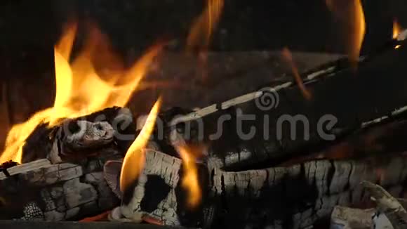 在阳光照射下燃烧的木头视频的预览图