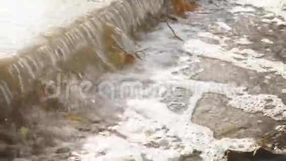 水流湍急流入河中表面形成气泡视频的预览图