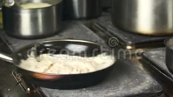在煎锅里煮意大利面视频的预览图